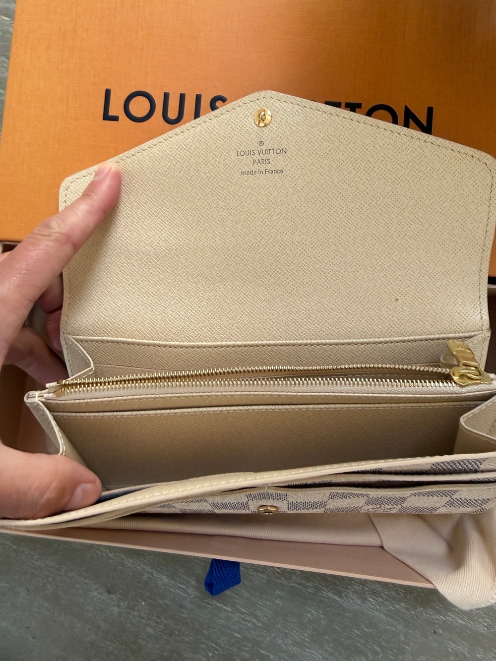 LOUIS VUITTON Portefeuille Damier Azur Wallet. Rare. New in Box with receipt. - Picture 4 of 7